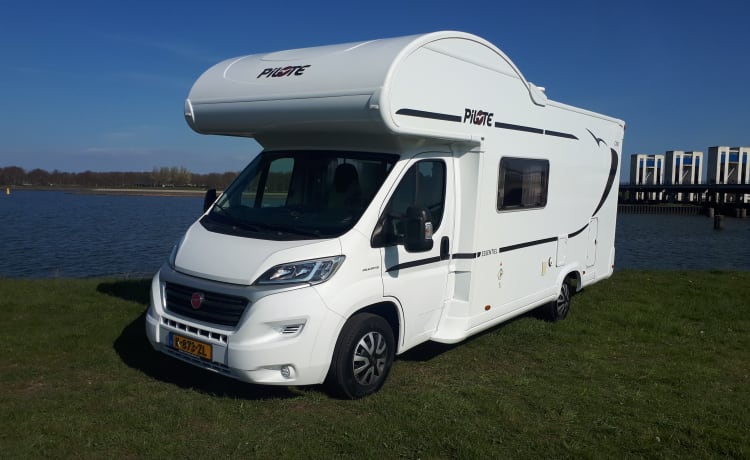 Camper 2 – Spacious and luxurious Pilote 6-person family camper with Playstation and LED TV!