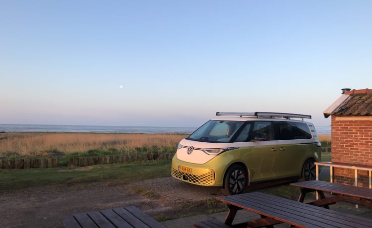 Op vakantie met deze volledig elektrische kampeer bus, de VW ID BuZz 🐝 