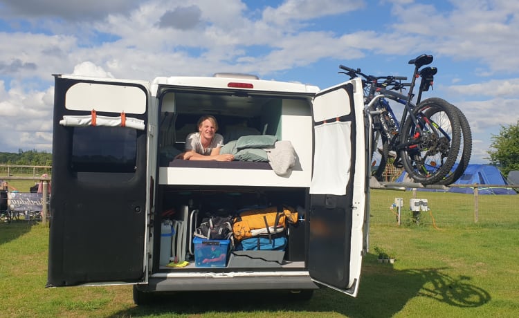 Compact off-grid Peugeot Boxer with length bed for 2 people