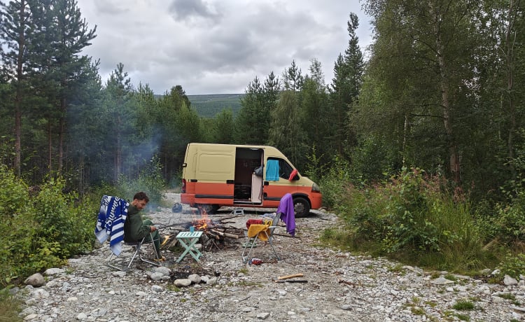 To the 'MOON' and back – Cozy 2p Renault campervan from 2004