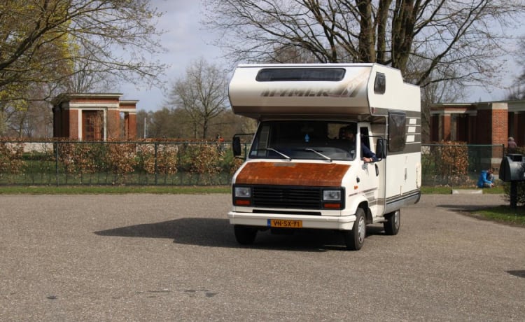 Hymer camper – Du plaisir en camping-car à l'ancienne avec cette alcôve Hymer de 1989