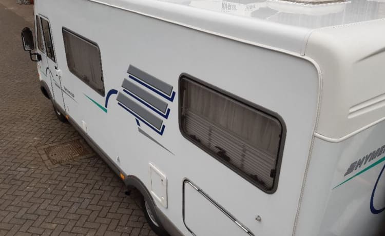 Campervriend – Fijne grote Camper met airco's, grote luifel en veel bergruimte.