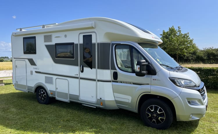 De luxe kampeerders  – Luxe 2-persoons Adria Coral 600SL Plus uit 2020