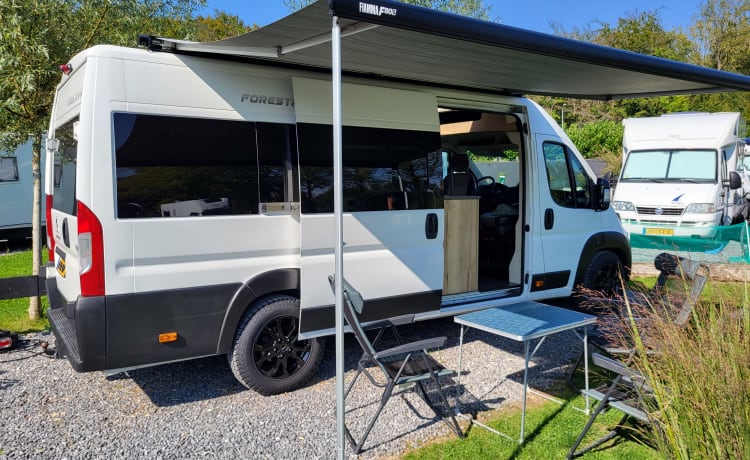 Camperbus avontuurlijke familiecamper 4 personen