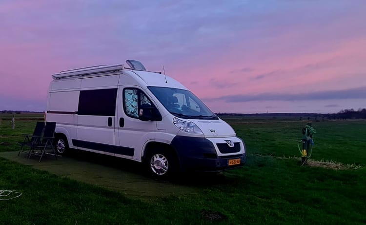 Libe – Compacte bus camper, perfect voor fietsers en andere avonturiers!