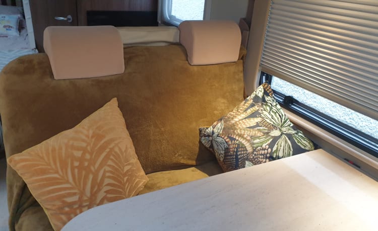 Gertie – Luxury 4 berth Burstner, fixed bed, heating, satellite TV