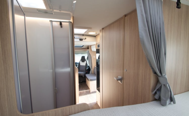 Sunlight T65 – Very nice, spacious 4-person Sunlight camper from 2023, lots of storage space.