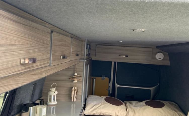 Luxe VW T5 automatische camper met 4 slaapplaatsen