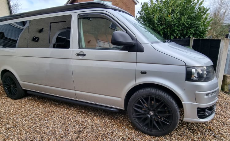 Tommie – 4 person VW, near Airport & major motorways! LWB, PopTop roof + loads more!