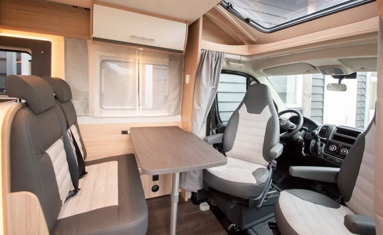 T69L – Hele mooie ruime 4 persoons Sunlight camper uit 2023, veel bergruimte.