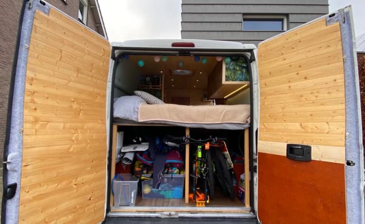 Surf Camper – Off Grid Camperbus Fiat Ducato L2H2 (voor warme én koude dagen)