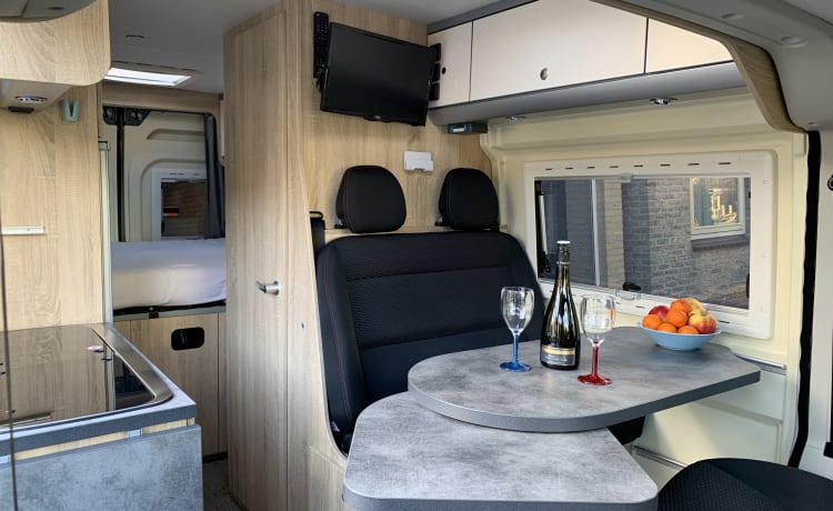 Beau camping-car autosuffisant, 2 couchages et porte-vélos