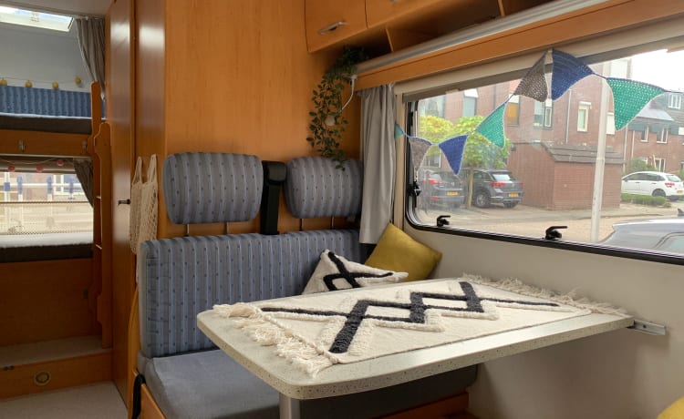 Hymer ruime 6p Familiecamper met stapelbed 