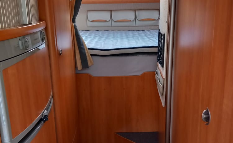 4 pers. Hymer B614 uit 2006