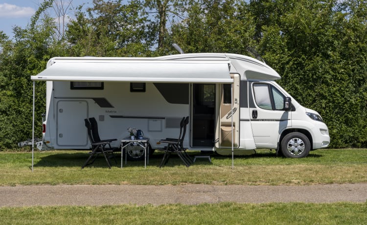 Gloednieuwe 4 persoons camper  – 4p Sun Living semi-intégré à partir de 2022