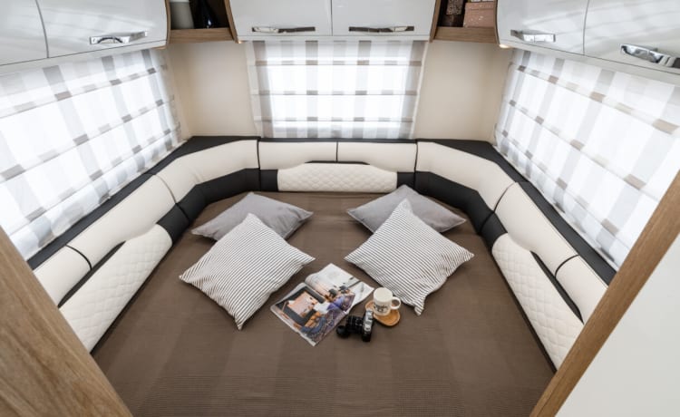 AutoRoller 747 – Volg Frank Campers - Luxe camper met 6 slaapplaatsen