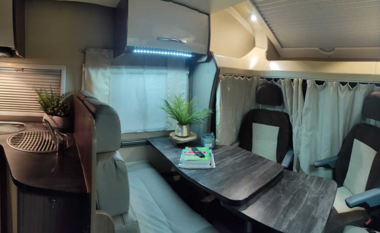 Challenger Birthday 60 – Luxe 5 Persoons Camper met 5 gordels | Kompleet inventaris