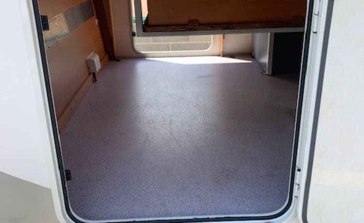 Harlie – 6 berth Euramobil Activa 820 HS 3.0L tag axle 