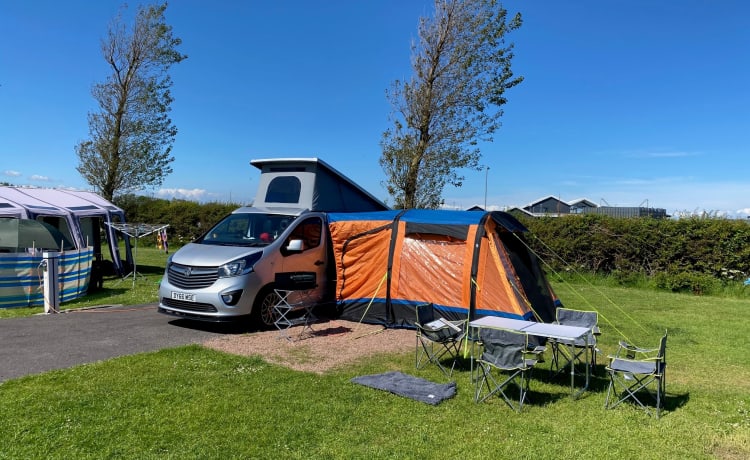 Apollo – Campervan 4 couchettes (possibilité de passer à 6 couchettes avec auvent Drive away)