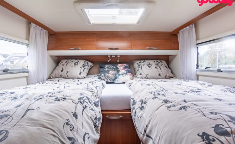 Zeer luxe half-integraal camper, pension op wielen 