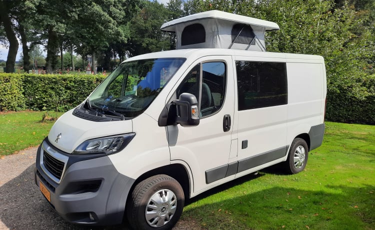 Peugeot Boxer mit Festbett und großem Hubdach