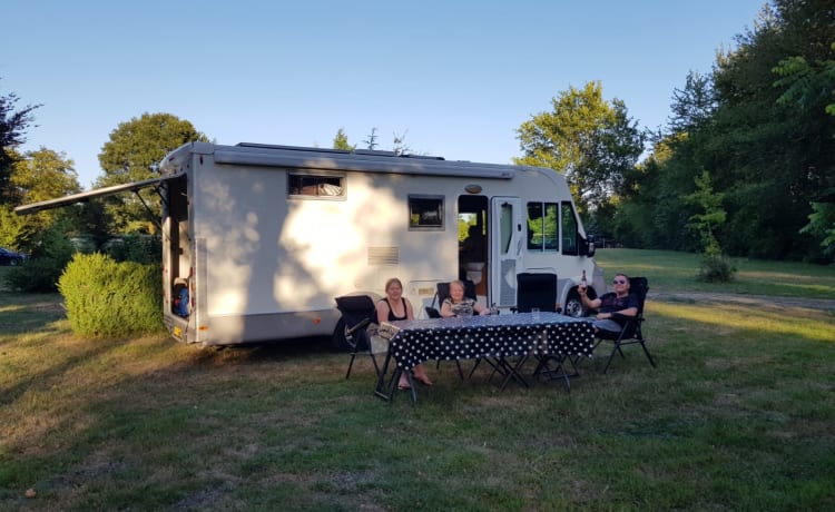 Aventura! – Camping-car spacieux et moderne pour les événements familiaux ou (sportifs) XL