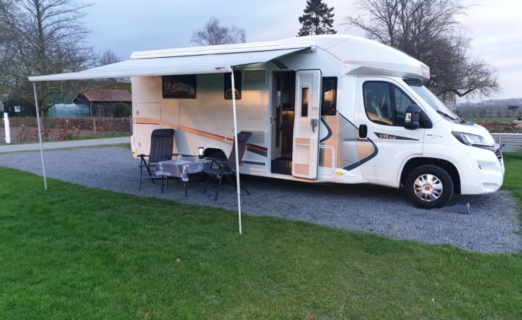 Sehr luxuriöser, geräumiger und komfortabler Camper mit Queensize-Bett, super komplett!