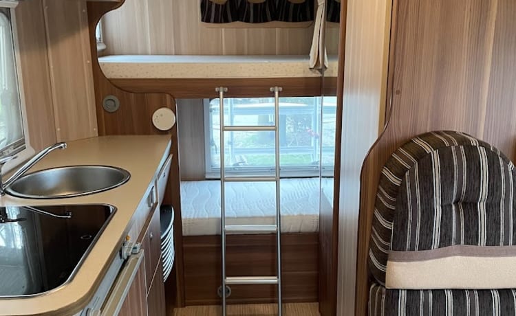 Luxuriöser und kompletter Camper für 4-6 Personen.