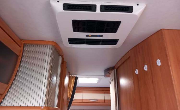 4 pers. Hymer B614 uit 2006