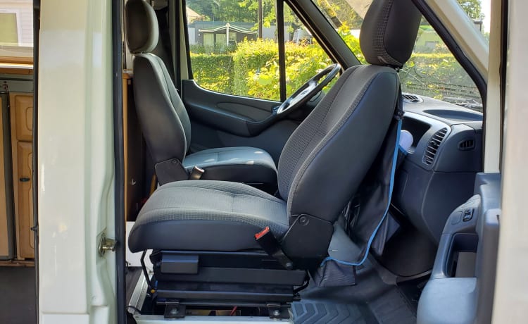 Barry Klasbak – Compact, cozy and maintained Mercedes Sprinter for 2 (tall) people