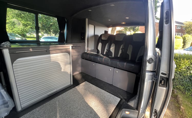 Vinnie – 2-persoons Volkswagen campervan uit 2012