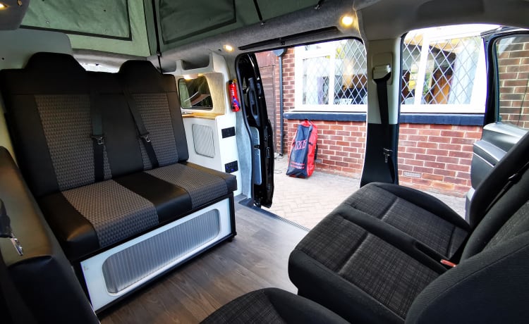 Pop-top Mercedes Camper met grote keuken + Toilet