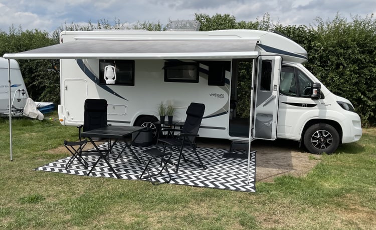 4 persoons bijzonder ruime, rijk uitgeruste Chausson camper 2019