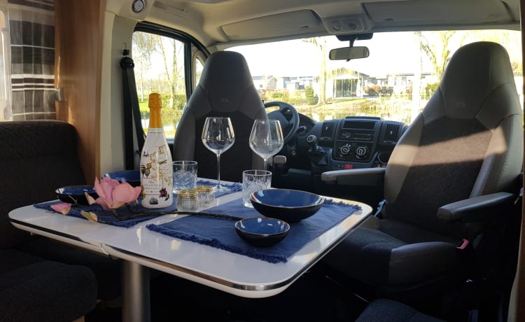 Adriaantje – LUXURY Camper mit QUEENSBETT 4 Pers