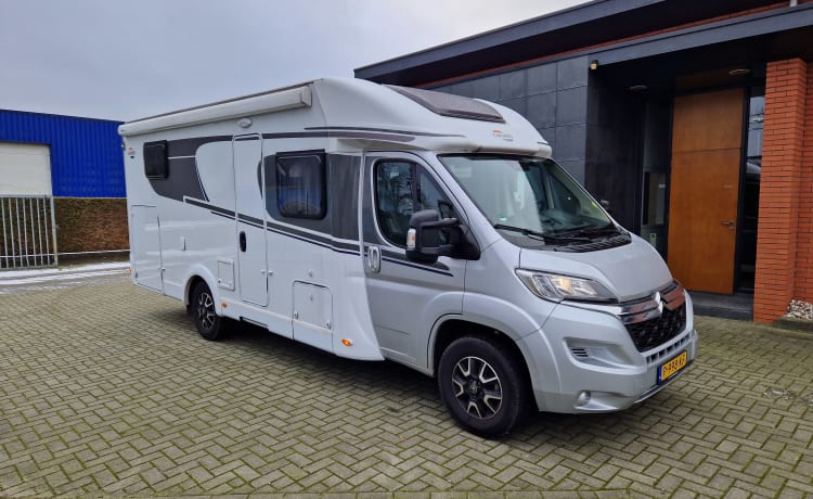 CAMPING-CAR DE LUXE ET NOUVEAU CARADO T448 AVEC LITS SIMPLES