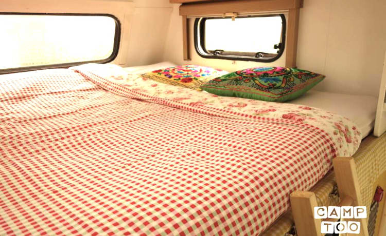 Hymer alkoof camper voor 5 personen.