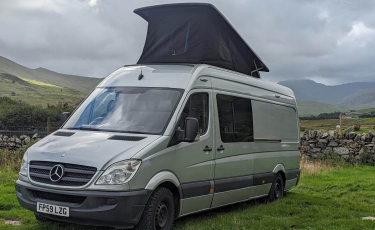 Jim – 'Jim' Luxuriöser Mercedes Sprinter Expedition Campervan Aufstelldach für 5 Personen