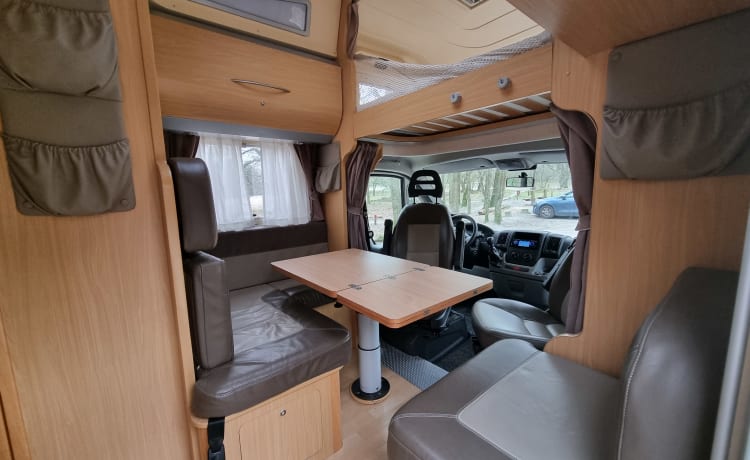 ITALIAN Traveller – Spacious family camper with 2 fixed double beds