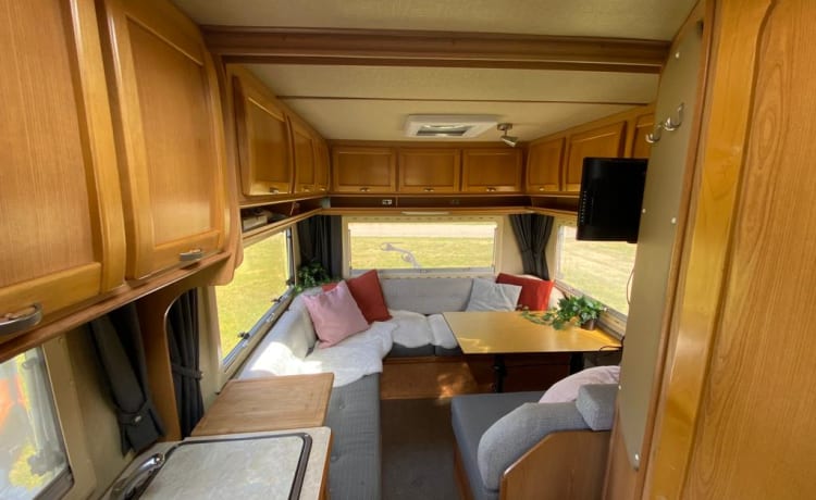 Super spacious, fresh and cozy 5 p alcove camper