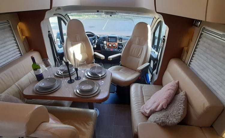 Luxury motorhome 4 persons automatic.