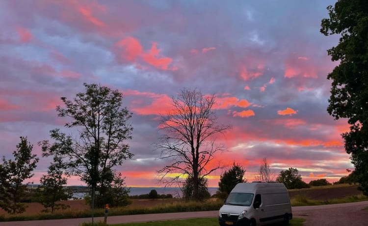 Sentiti a casa in questo camper fai-da-te e parti per un viaggio di scoperta!