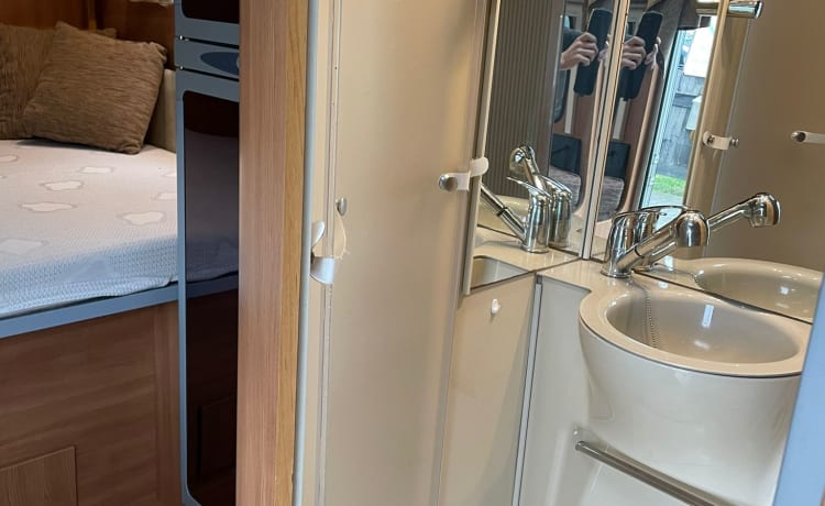 Rolling! – Wonderful, compact and spacious camper for 2-4 people