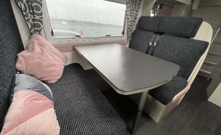 Cara – Camping-car de luxe Chausson 7 naissance