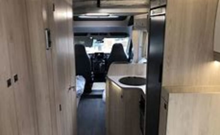 Maverick – Luxe 4-persoons camper (2 salons, 3 aparte slaapgedeeltes)