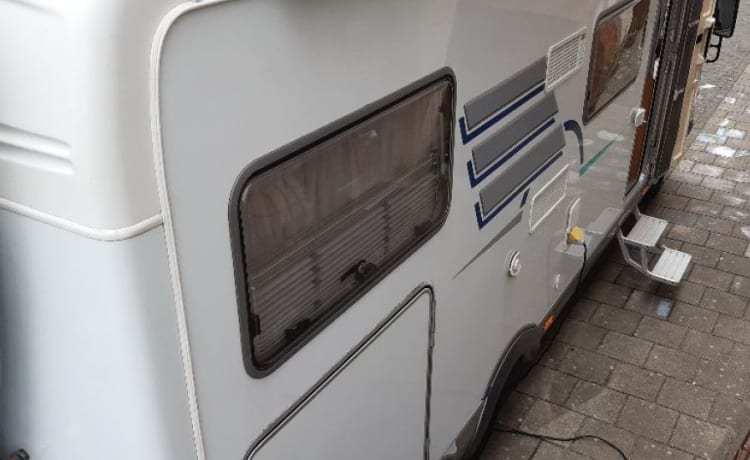 Campervriend – Nice large Camper with air conditioning, large awning and plenty of storage space.