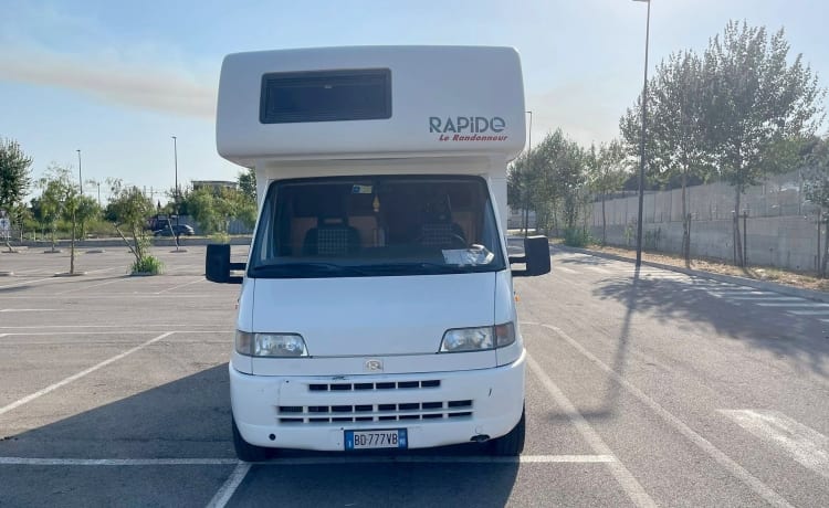 Gennaro – Camper Mansardato per 7 persone