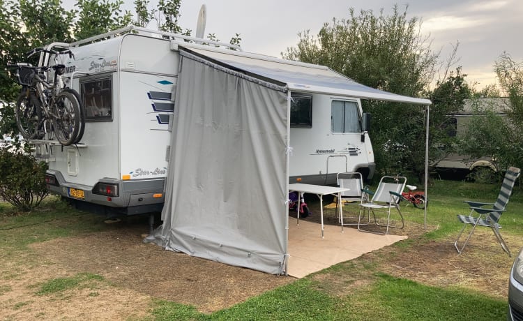 Spacious 4-5 person Hymer (very suitable for young families)