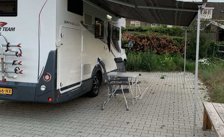 4p Luxe comlpeet ingerichte camper oa. tv, airco en zeer grote garage.