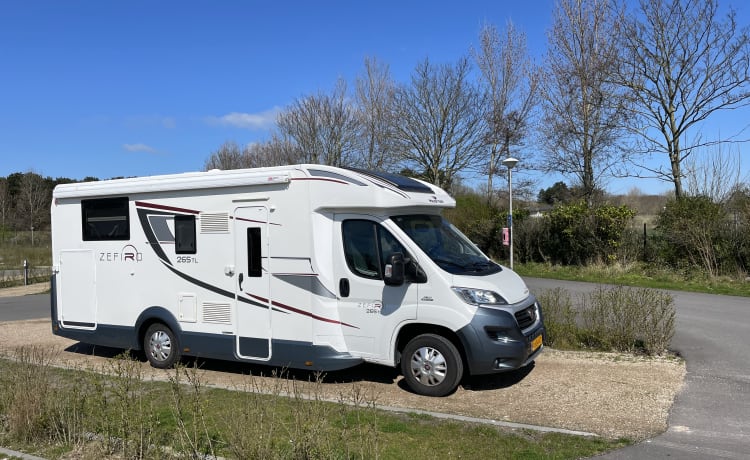 Roller Team camper spazioso e lussuoso per 4 persone