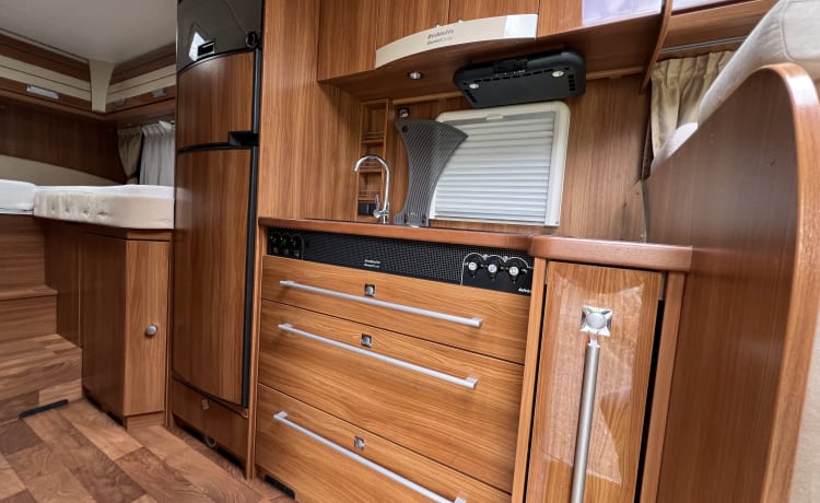 Esprit – 2p Dethleffs teilintegrierter Camper aus dem Jahr 2014